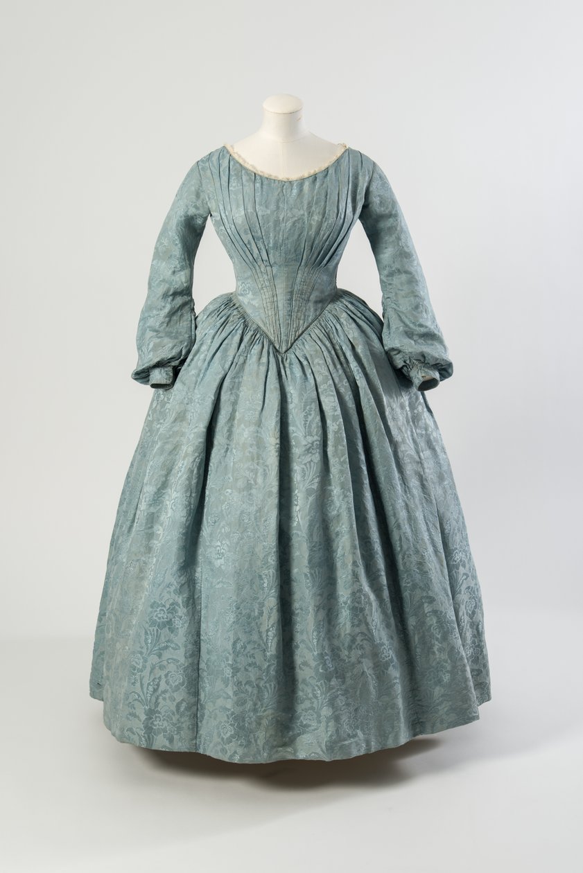 ライトブルーの花柄シルクドレス、ポインテッドボディ、ログフルスリーブ 作： 英語学校