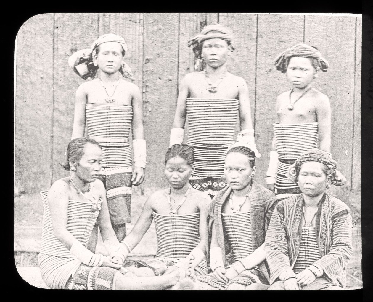 海の女性ダイアス部族、ボルネオc.1900を示すマジックランタンスライド 作： 英語学校