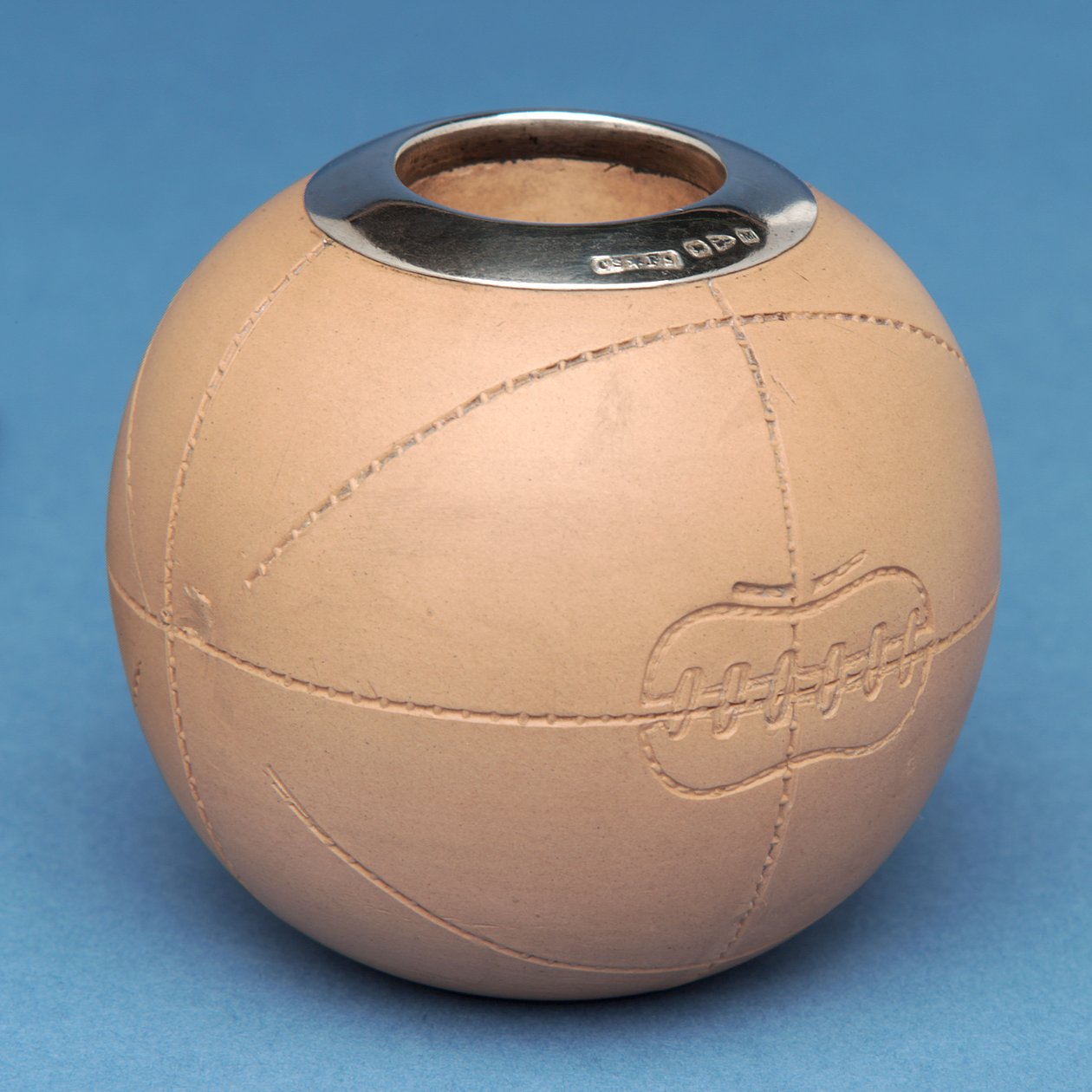 フットボールの形をしたマッチホルダー、Doulton＆Co.、Lambeth（セラミック） 作： 英語学校