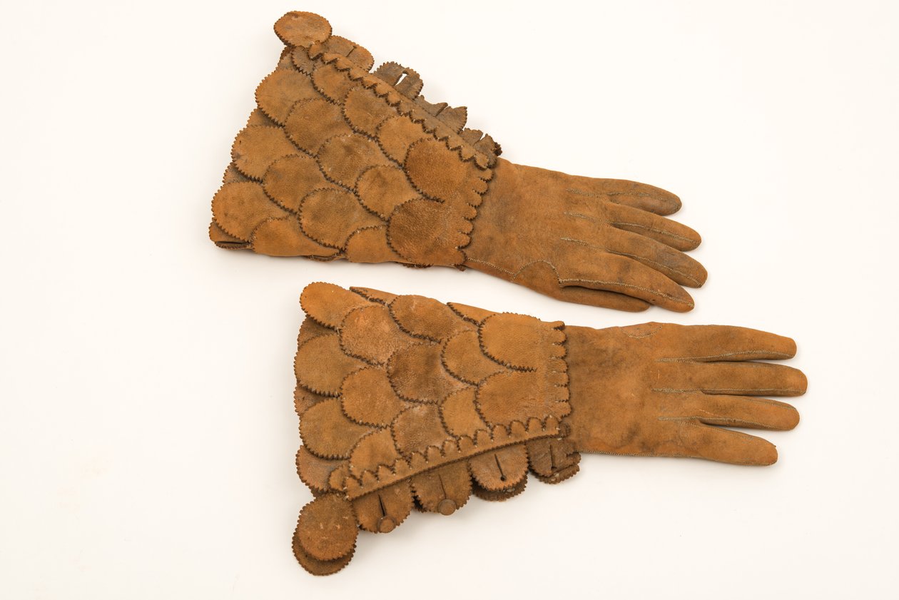 メンズレザーアーマードグローブ、c.1600-50（ヘビーバフレザー） 作： 英語学校