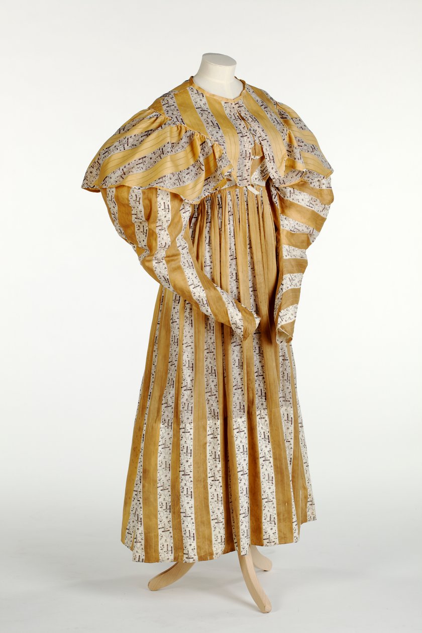 黄色と白の縦縞のデザインでプリントされた抽象的な藤色のパターンのモスリンドレス、c.1820-30（綿） 作： 英語学校