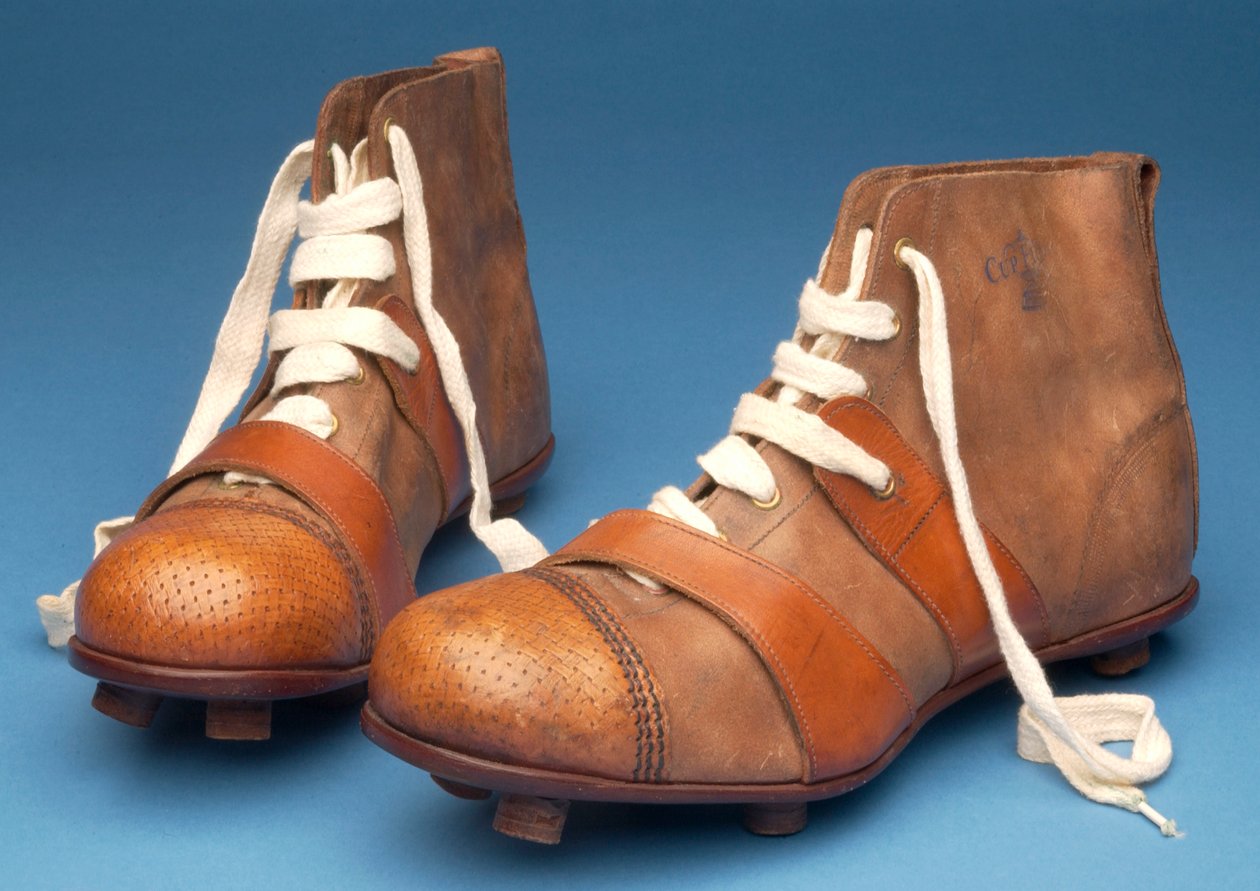 つま先に枝編み細工のパターンが刻印されたカップファイナルスペシャルブーツのペア、c.1910（革） 作： 英語学校