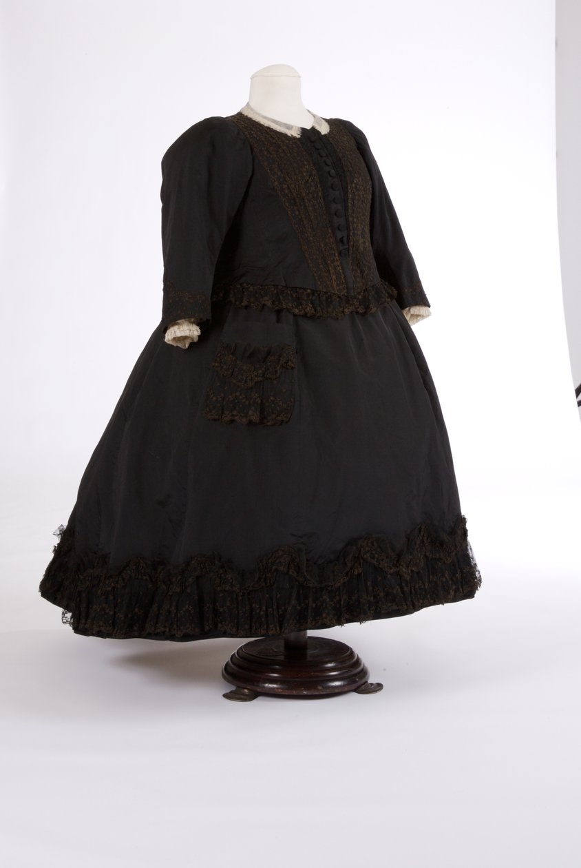 ビクトリア女王のドレス、1890年代（シルク＆ネット） 作： 英語学校