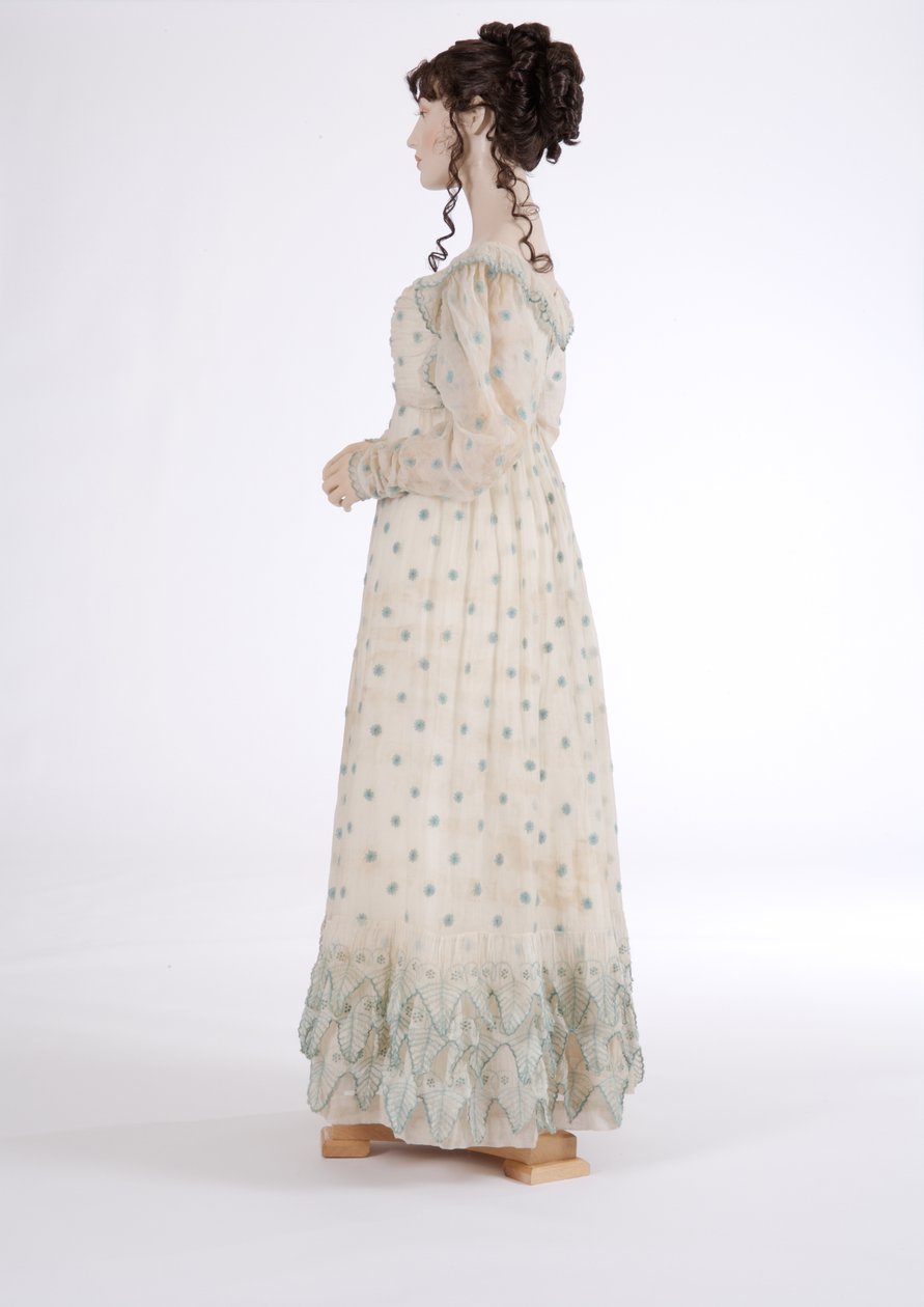 デイドレスの側面図、c.1815（青い羊毛で刺繍された綿のモスリン） 作： 英語学校