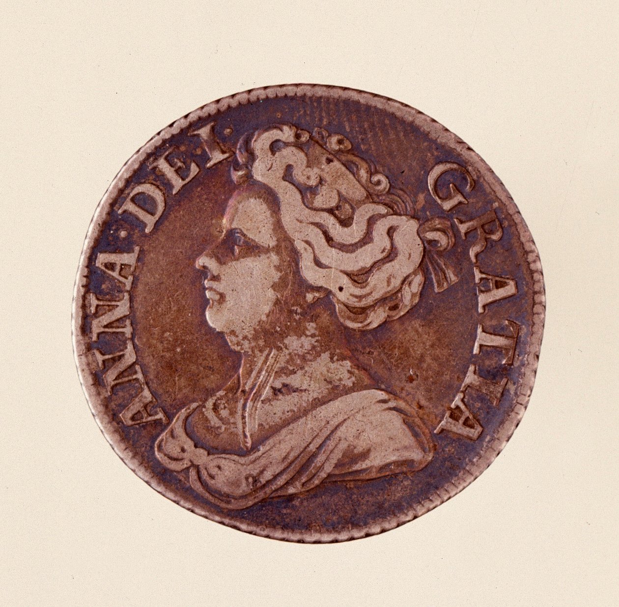 銀製イングリッシュ・グロッシェン、アン・スチュアート女王（英国のアン）の時代（1665-1714）1712年。直径2.5cm ナポリ、ムゼオ・アルケオロジコ 作： 英語学校