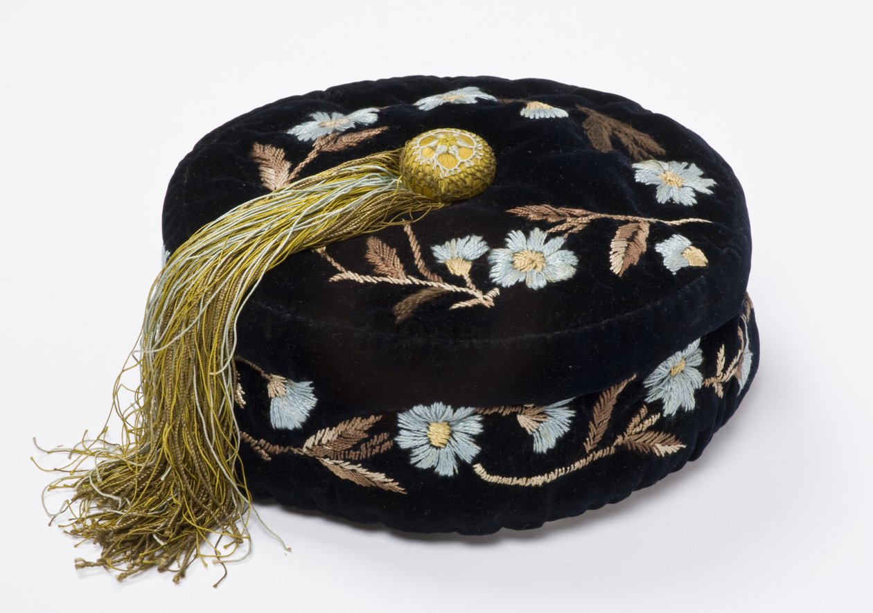 スモーキングキャップ、1880年頃（刺繍入りベルベット、裏地はマシンキルトのシルク 作： 英語学校