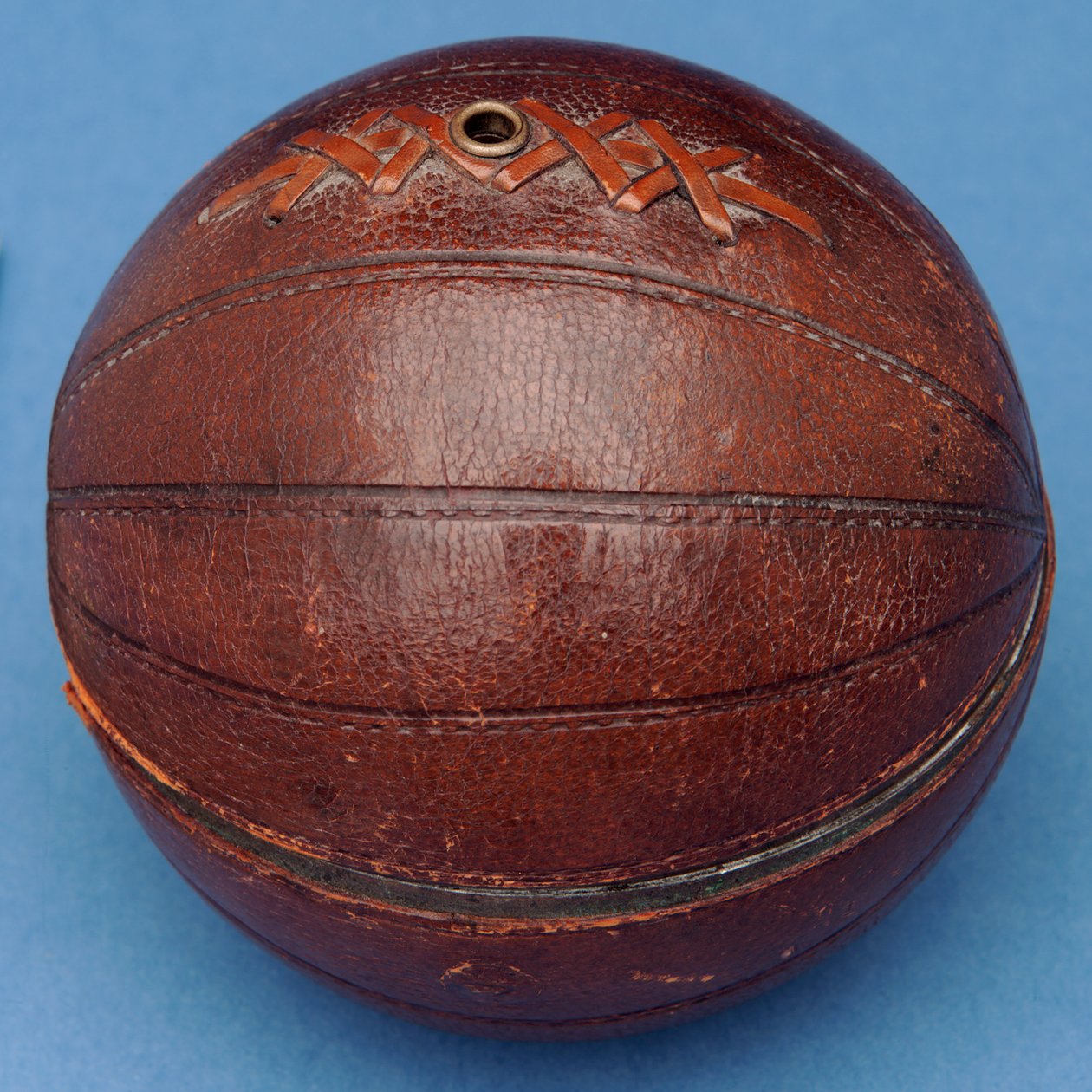 サッカーの形をしたストリングディスペンサー（革） 作： 英語学校