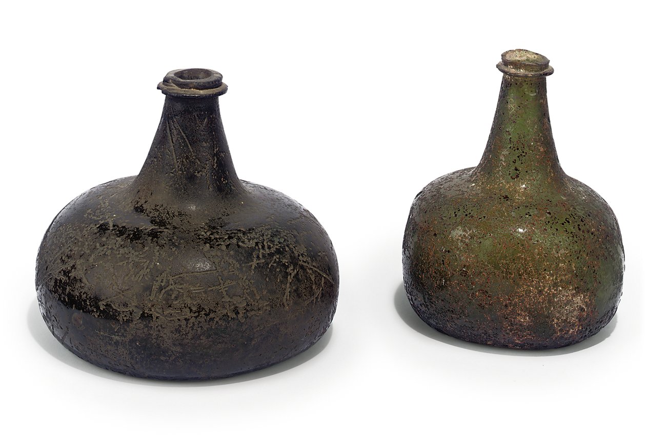 2つの緑色の「タマネギ」ワインボトル、c.1700 作： 英語学校
