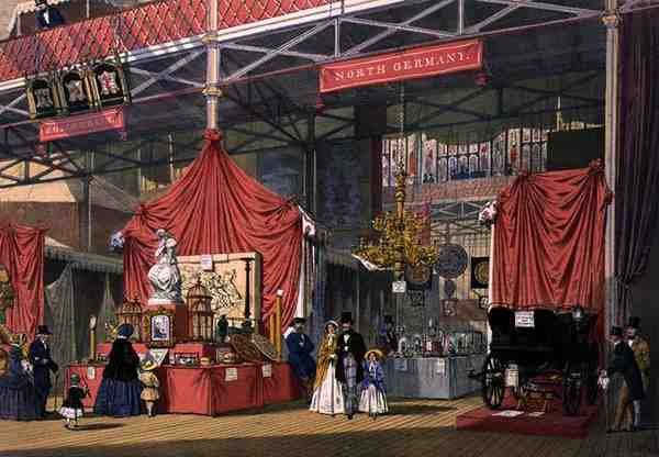 1851年の万国博覧会の北ドイツ部門に出展されたクリエ・アンド・サンズ社の楽器スタンドの様子（『ディッキンソンの包括的な絵』より）（カラーリトグラフ 作： 英語学校