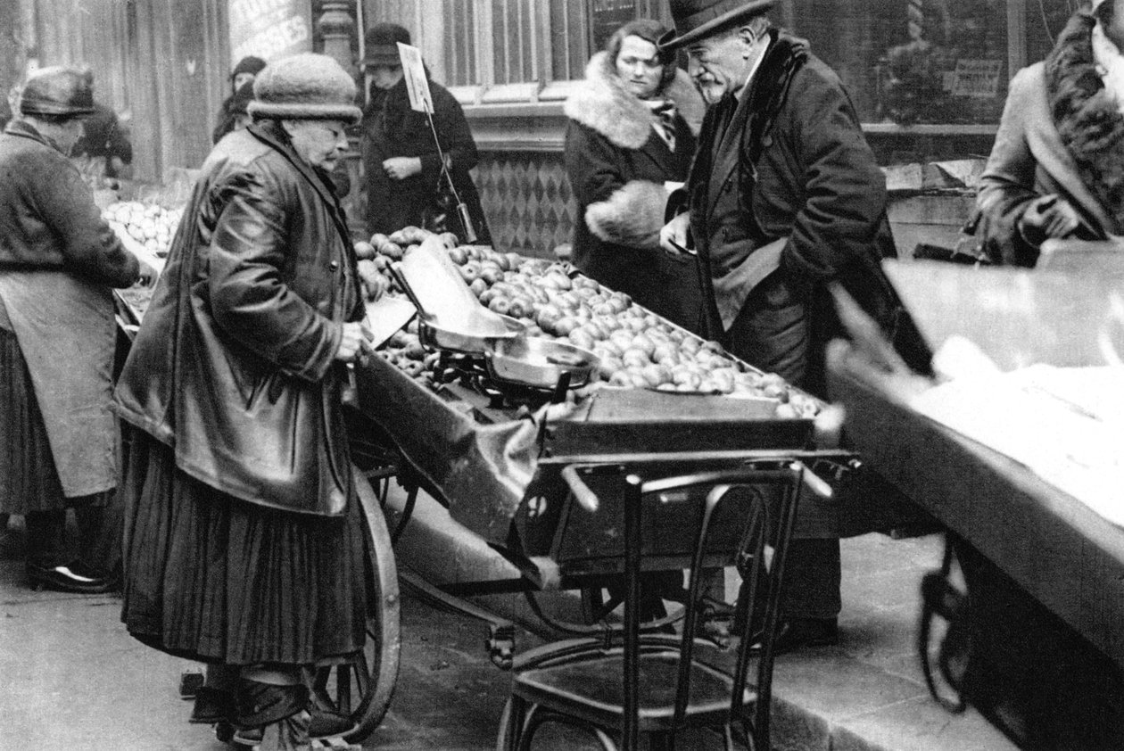 典型的な果物の売り手、パリ、1931年。 作： アーネスト・フラマリオン