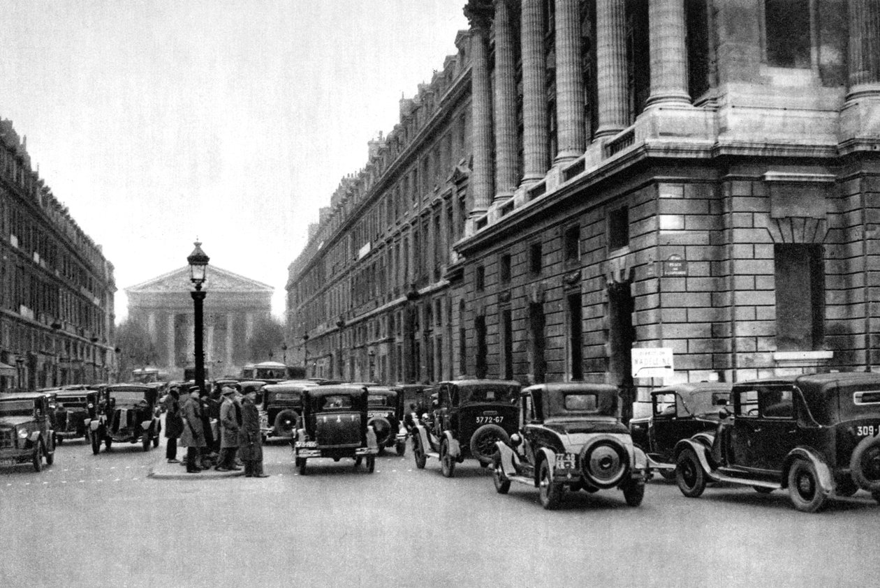 1931年、パリのマドレーヌとの距離にあるロワイヤル通りへの入り口、パリ 作： アーネスト・フラマリオン