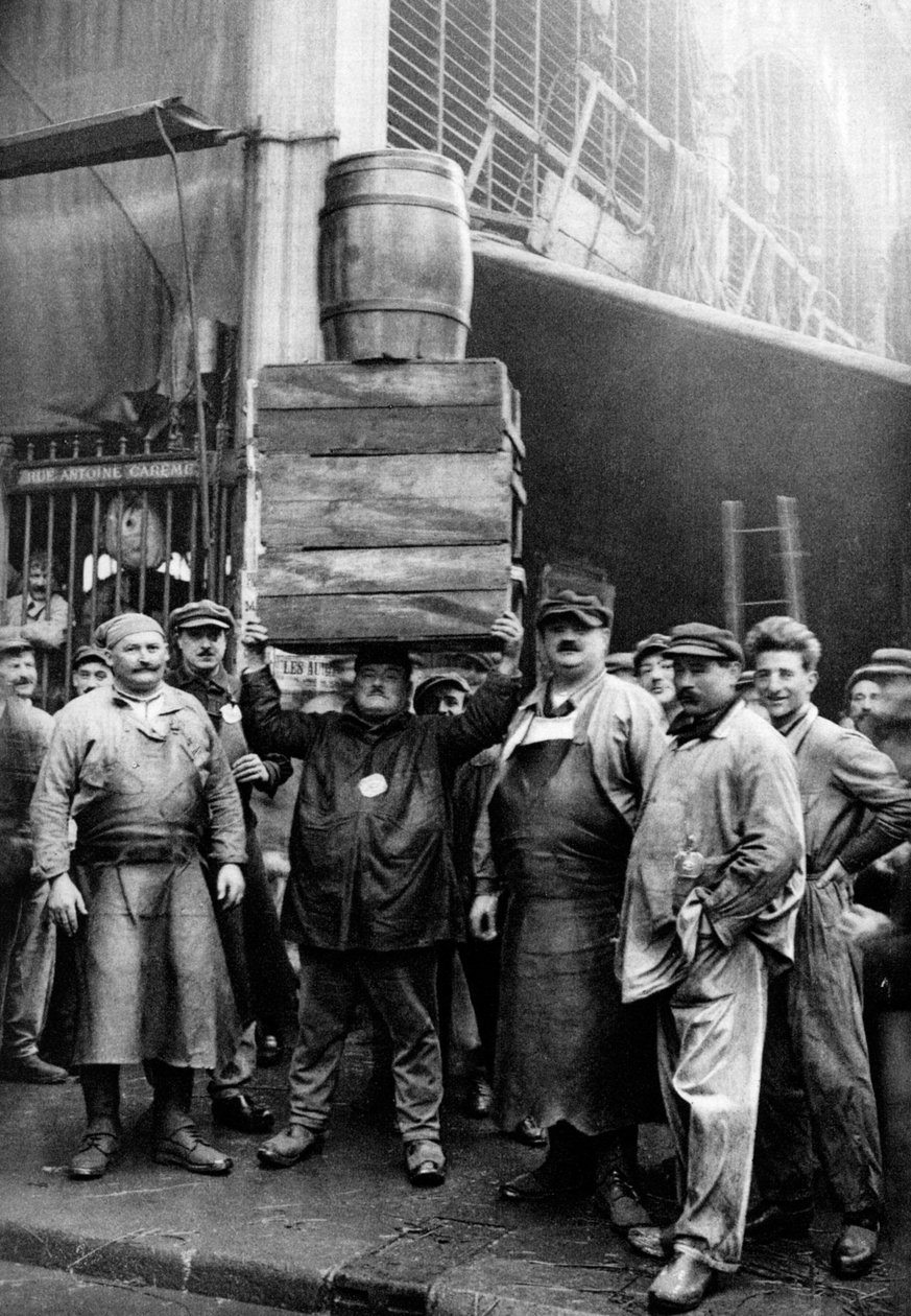 セントラルマーケットのポーター、パリ、1931年。 作： アーネスト・フラマリオン