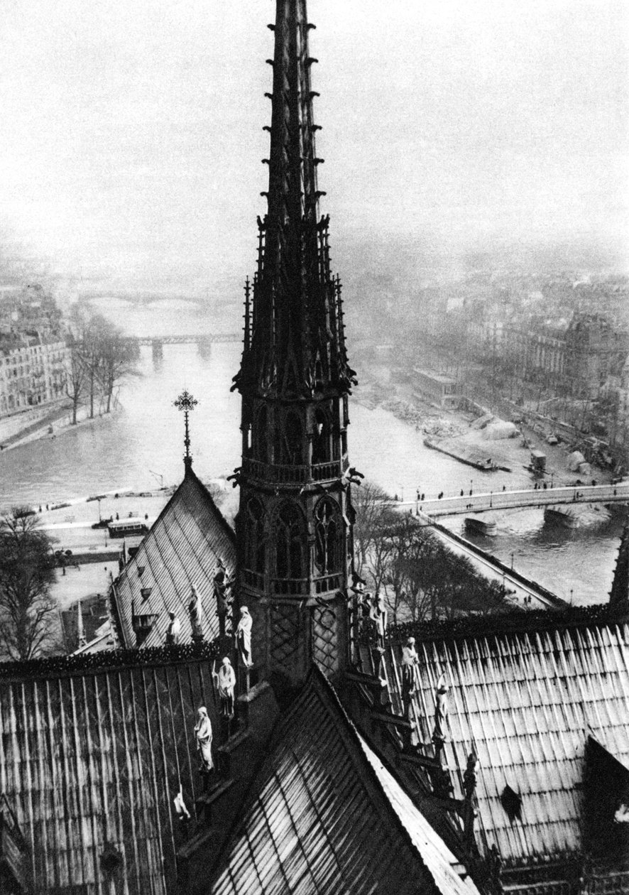 1931年、パリの塔から見たノートルダムの尖塔。 作： アーネスト・フラマリオン