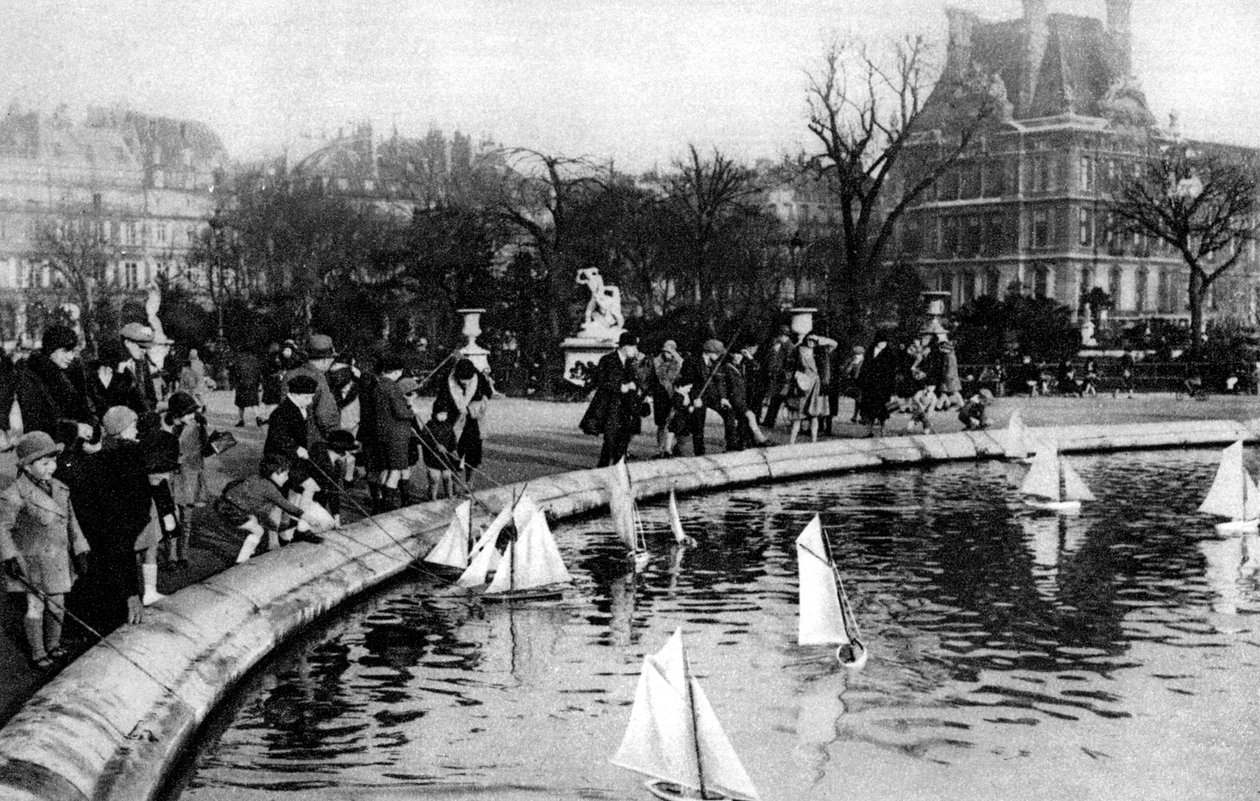 1931年、パリのチュイルリー公園でおもちゃのボート。 作： アーネスト・フラマリオン