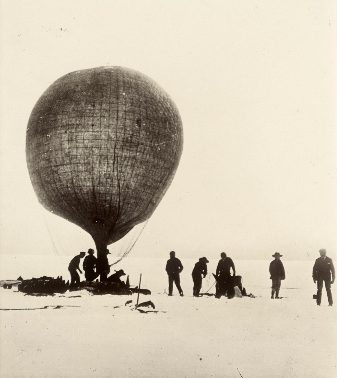 氷上で水素を充填する牛腸風船。アーネスト・ヘンリー・シャクルトン卿のアルバム「National Antarctic Expedition（1901-1903）」より。 作： アーネスト・ヘンリー・シャクルトン