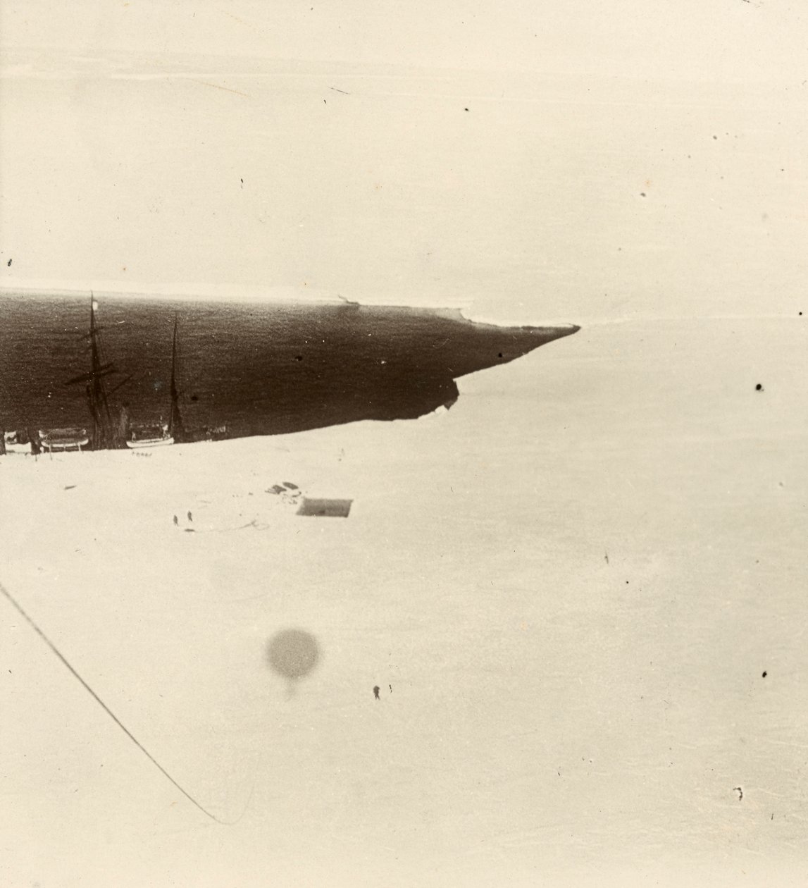 気球から高原を見下ろす。アーネスト・ヘンリー・シャクルトン卿のアルバム「National Antarctic Expedition（1901-1903）」より。 作： アーネスト・ヘンリー・シャクルトン