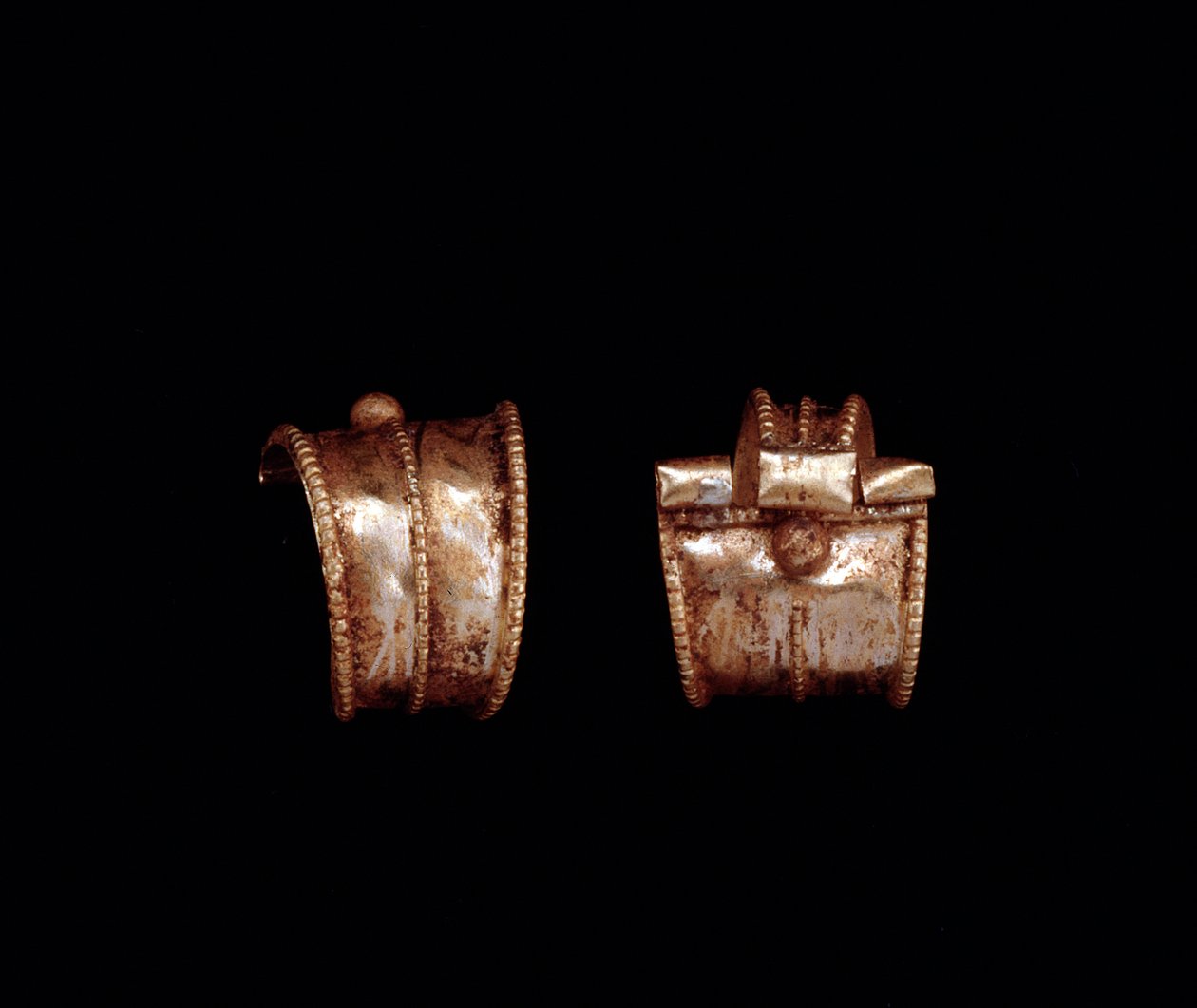 エトルリア文明：金のイヤリングのペア-紀元前6世紀ローマ近郊のペーシャから 作： エトルリア語
