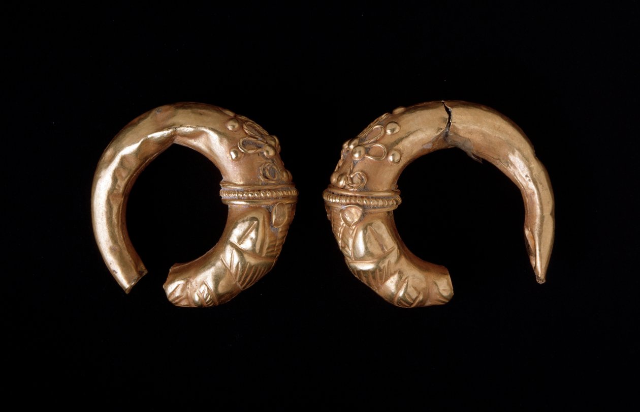 黄金のイヤリング（紀元前450～400年 作： エトルリア語