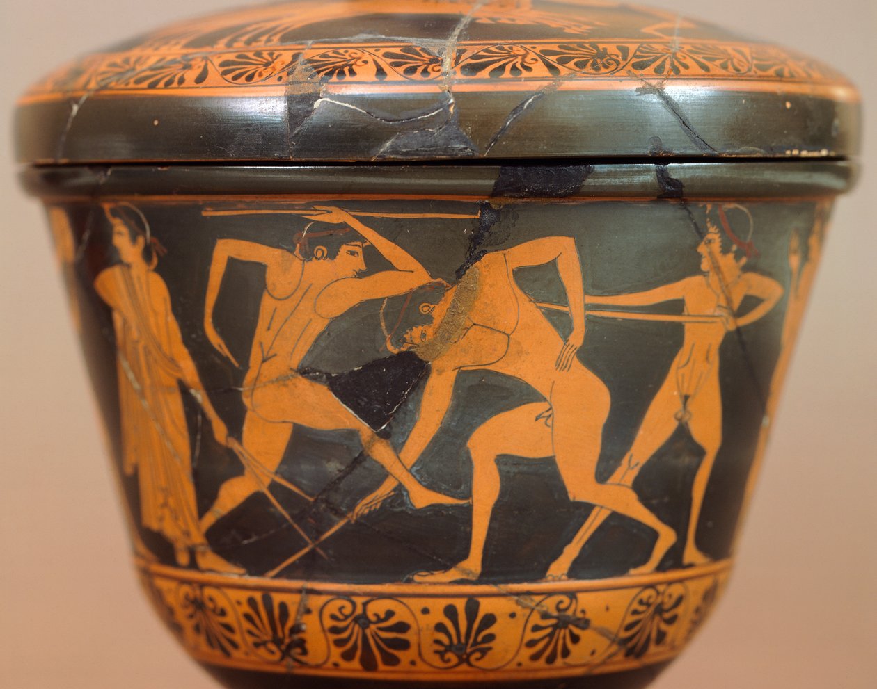 体育館でアスリートと一緒にいるPyxis。チェルヴェテリ（ラツィオ州）の赤像土器。エトルリア文明、紀元前4世紀。 作： エトルリア語