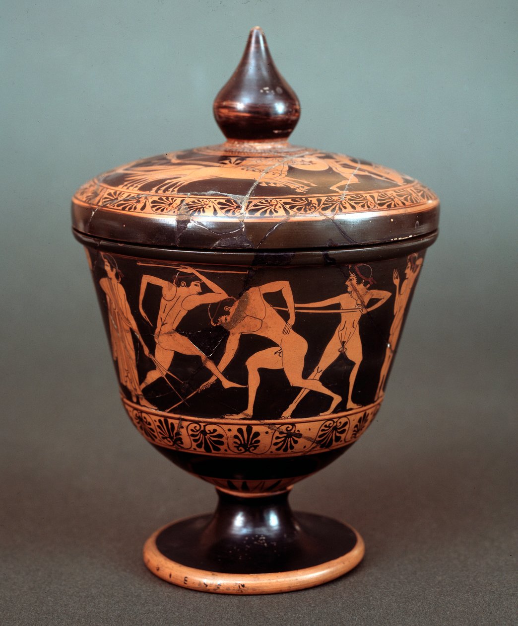 パレストラの場面を描いたピュクシス像、テラコッタ、前520-500年 作： エトルリア語
