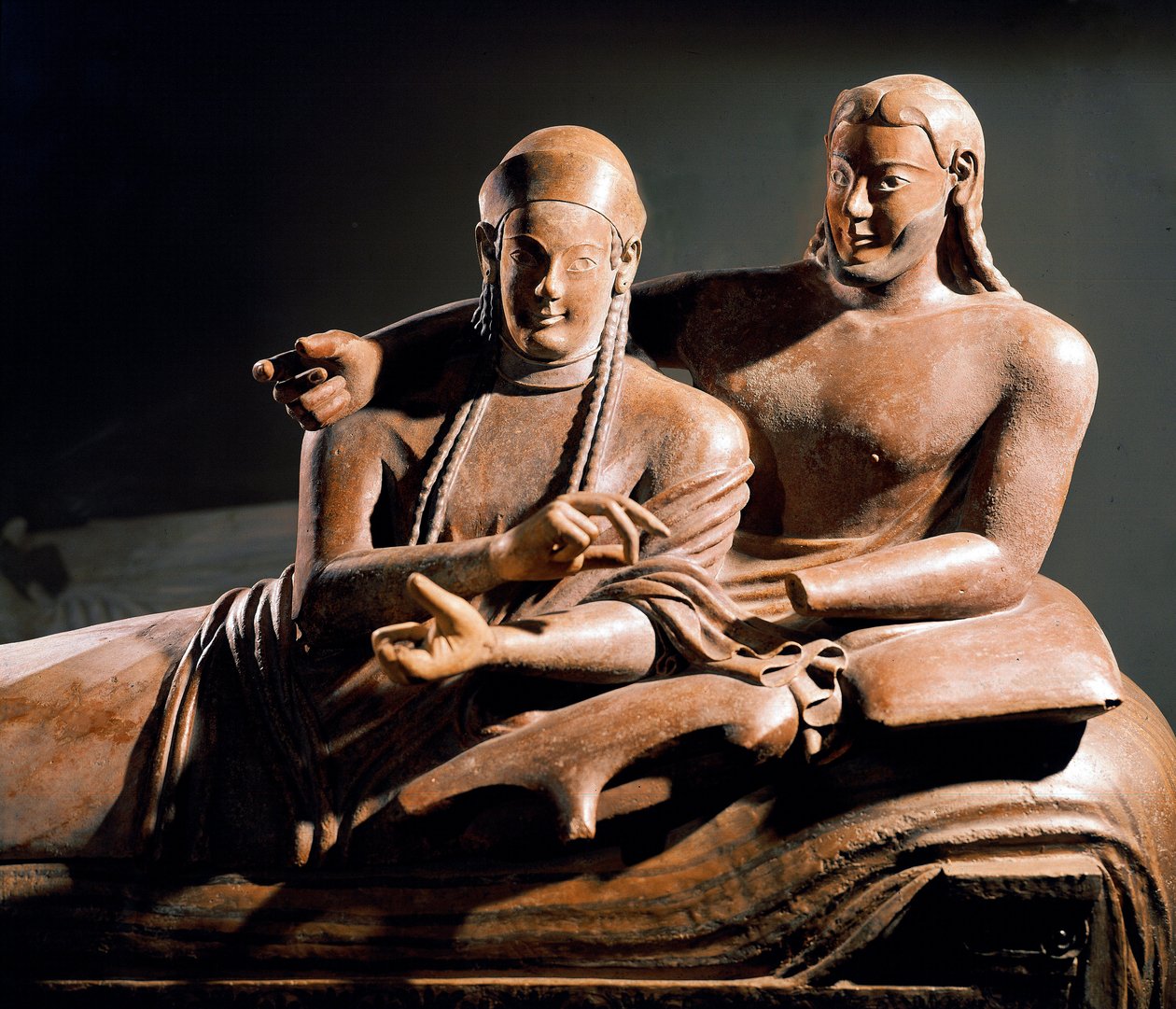 エトルリア美術。配偶者の石棺、葬儀用ベッドの上にいる夫婦のテラコッタ製スルプト群-詳細、イタリア、チェルヴェテリ出土。紀元前525-500年。パリ、ルーヴル美術館 - エトルリア文明。配偶者のサルコファガス-チェルヴェーテのテラコッタ彫刻（詳細）。 作： エトルリア語エトルリア語