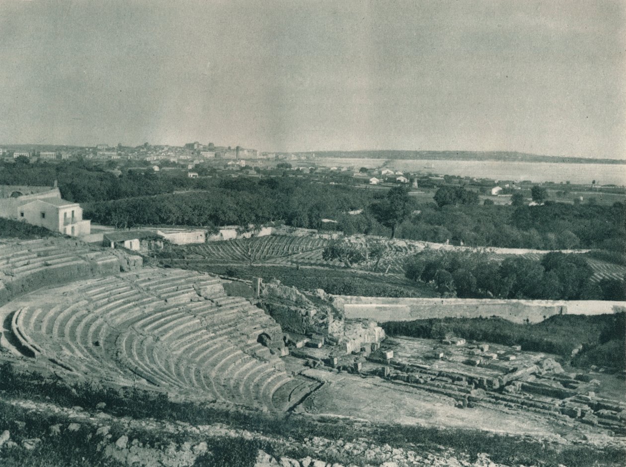 ギリシャ劇場、シラキュース、シチリア島、イタリア、1927年からの町の眺め 作： オイゲン・ポペル