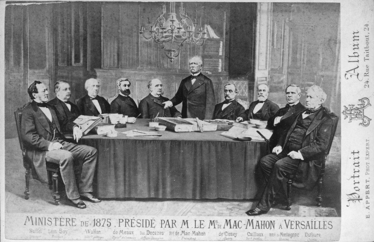 1875年の省は、1875年にベルサイユでエドメパトリスモーリスマクマホン元帥（1808-93）が主宰 作： ユージーンアパート