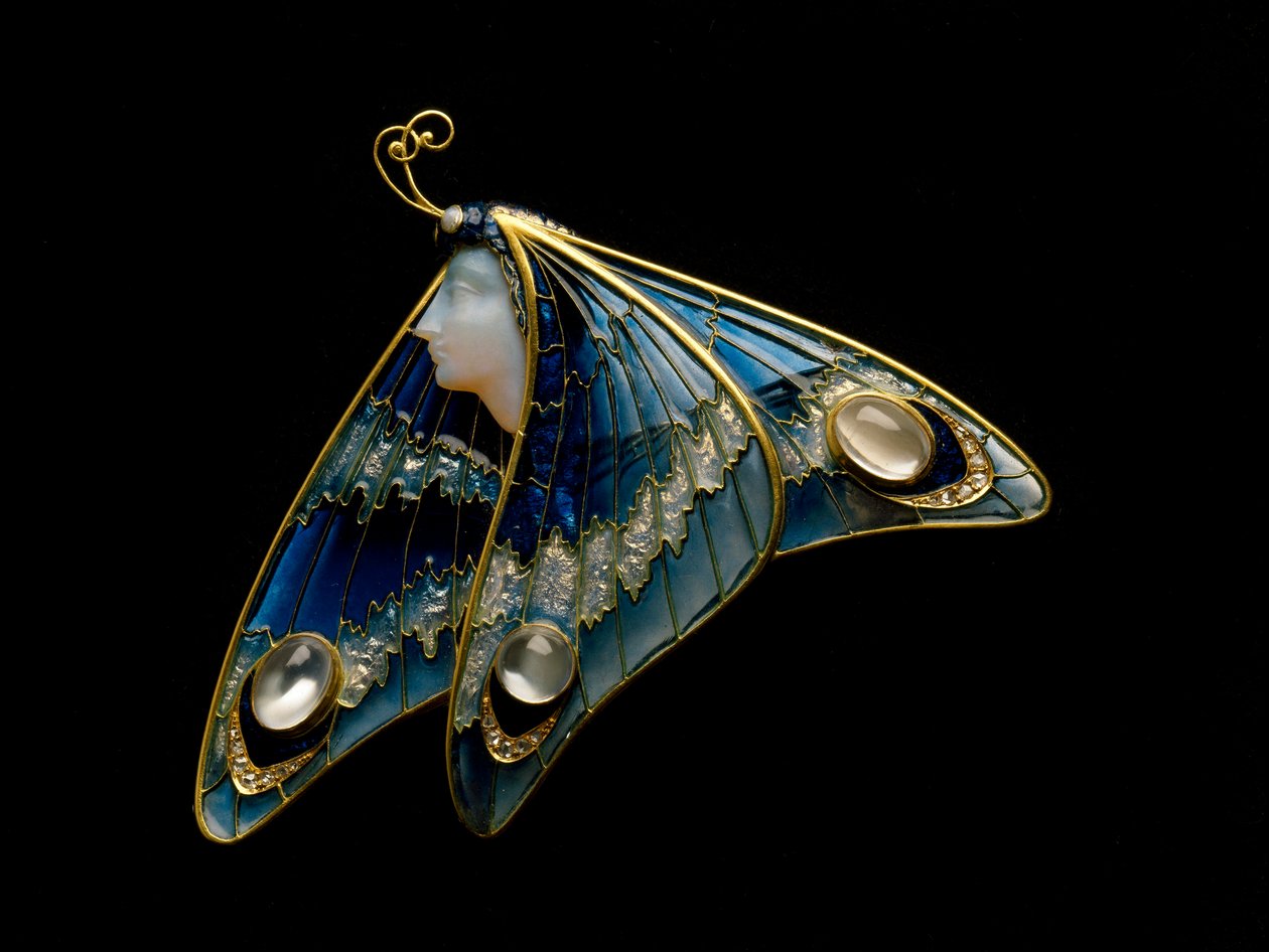 Jugendstil: Goldbrosche, transluzente Emaille, Opal, Mondstein und Diamant in Form einer Schmetterlingsfrau. Atelier Eugene Feuillatre (1870-1916). 1900 Parma, Privatbesitz von Eugene Feuillatre