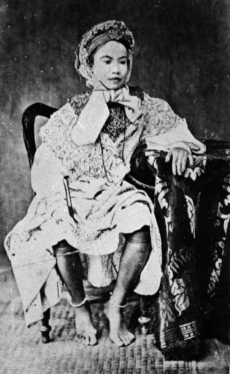 ヨーロピアンドレスのカンボジアまたはシャムの女王、1860年代頃 作： ヨーロッパの写真家