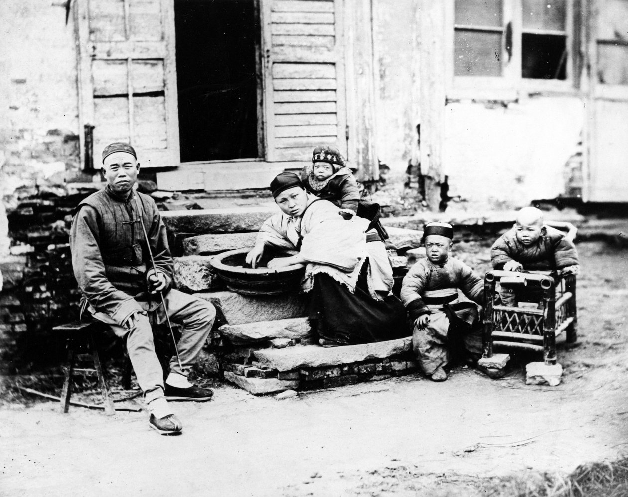 中国の家族の情景、1870年代頃 作： ヨーロッパの写真家