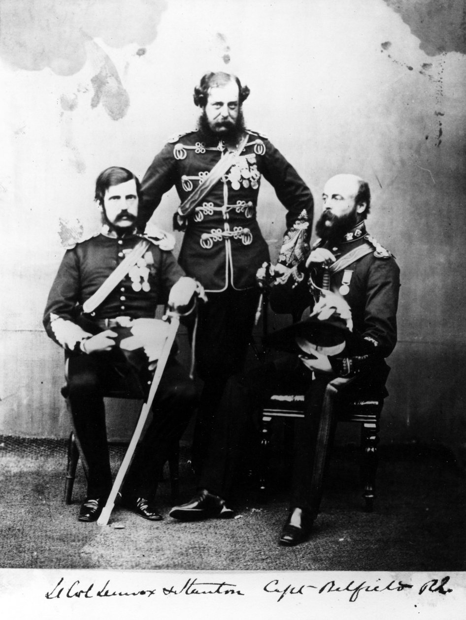 大佐レノックスとスタントン、キャプテンベルフィールドRE、1860年頃 作： ヨーロッパの写真家