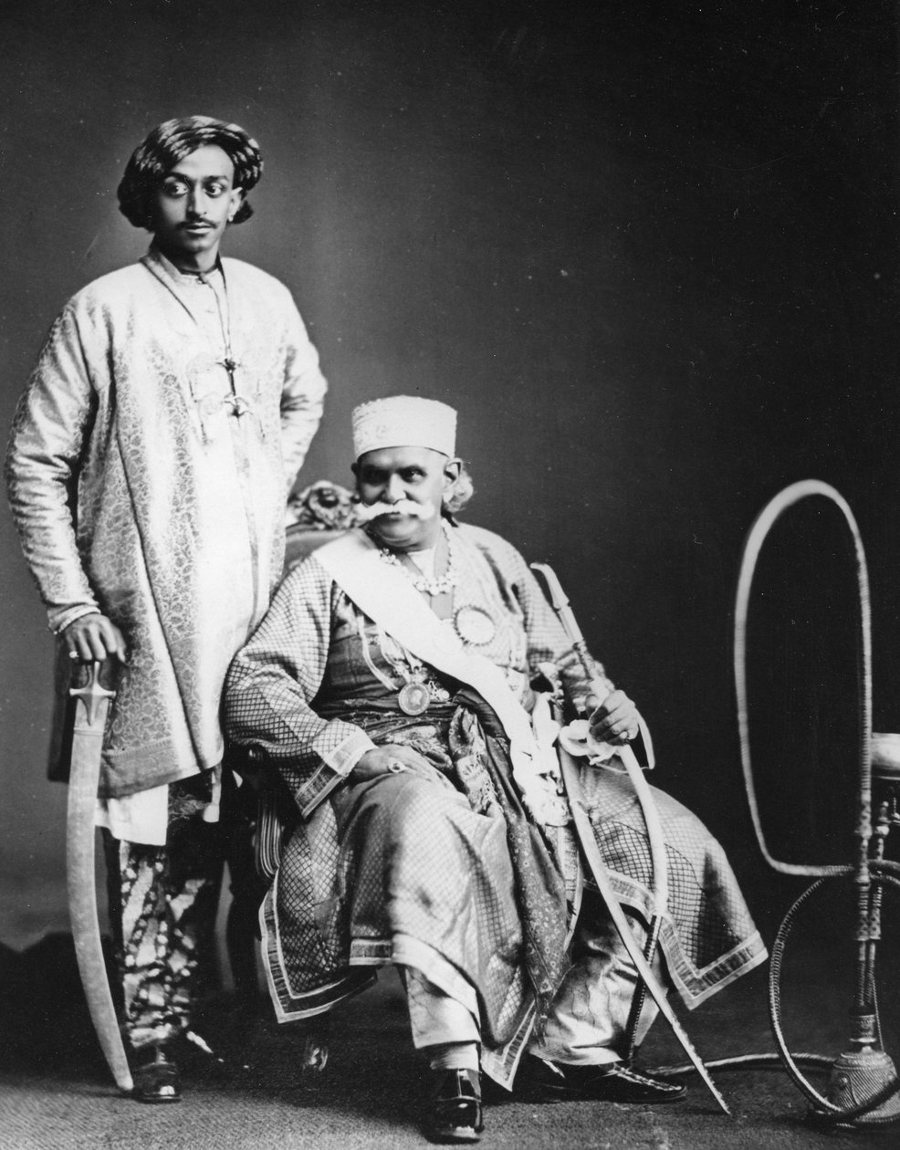 ベナレスとその息子のマハラジャ、1870年代頃 作： ヨーロッパの写真家