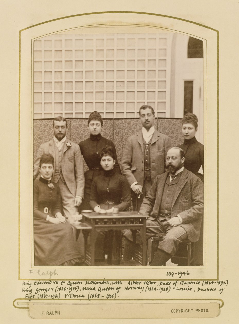 1892年以前のエドワード7世（1841-1910）とアレクサンドラ女王（1844-1925）とその子供たちの肖像（セピア写真） 作： F.ラルフ