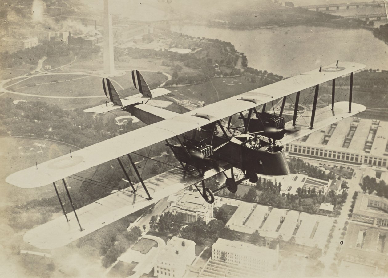 [ワシントンD.C.上空を飛ぶ飛行機] 作： フェデレ・アザリ