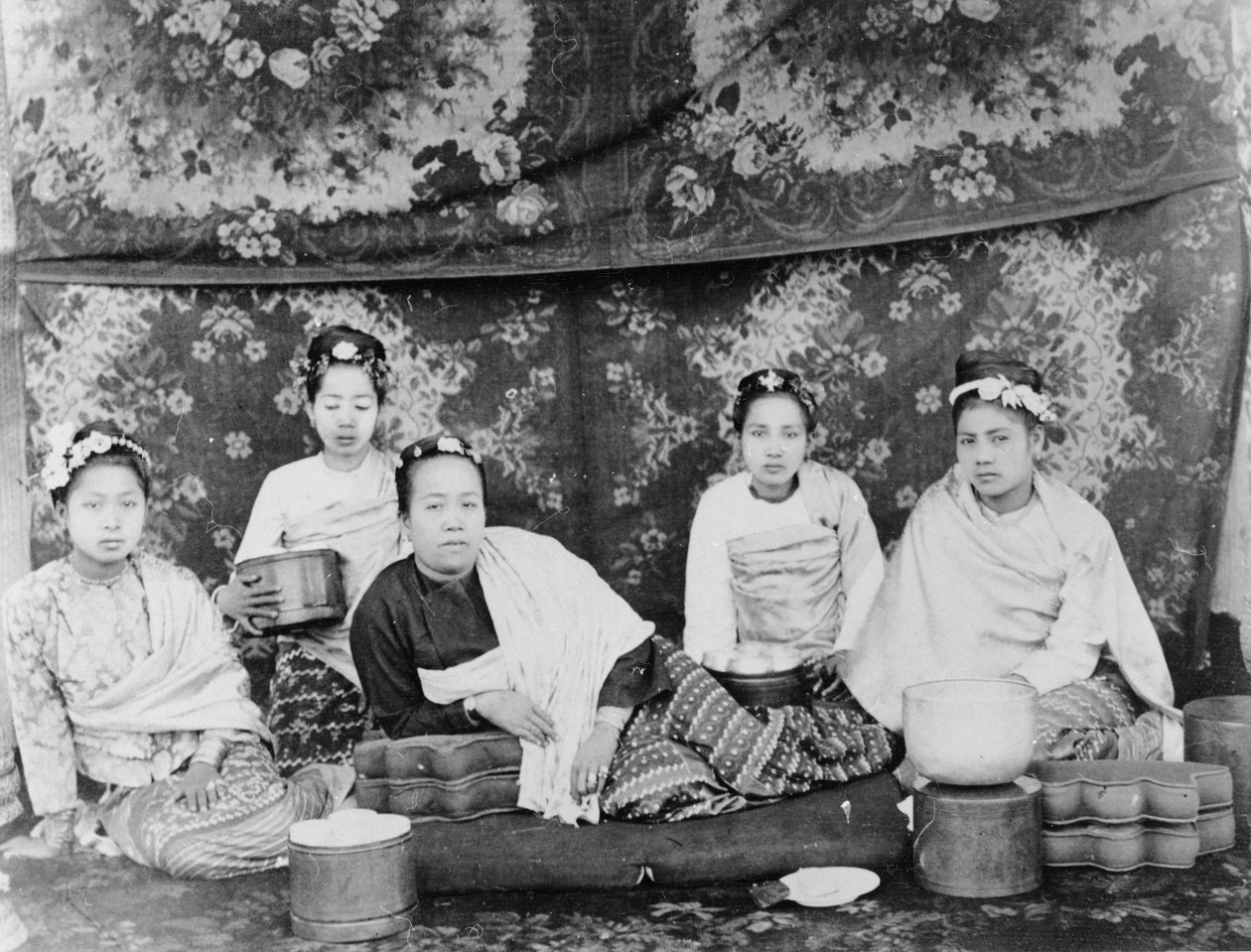 ビルマの女性とその付添人、1885年頃 作： フェリーチェ・ベアト