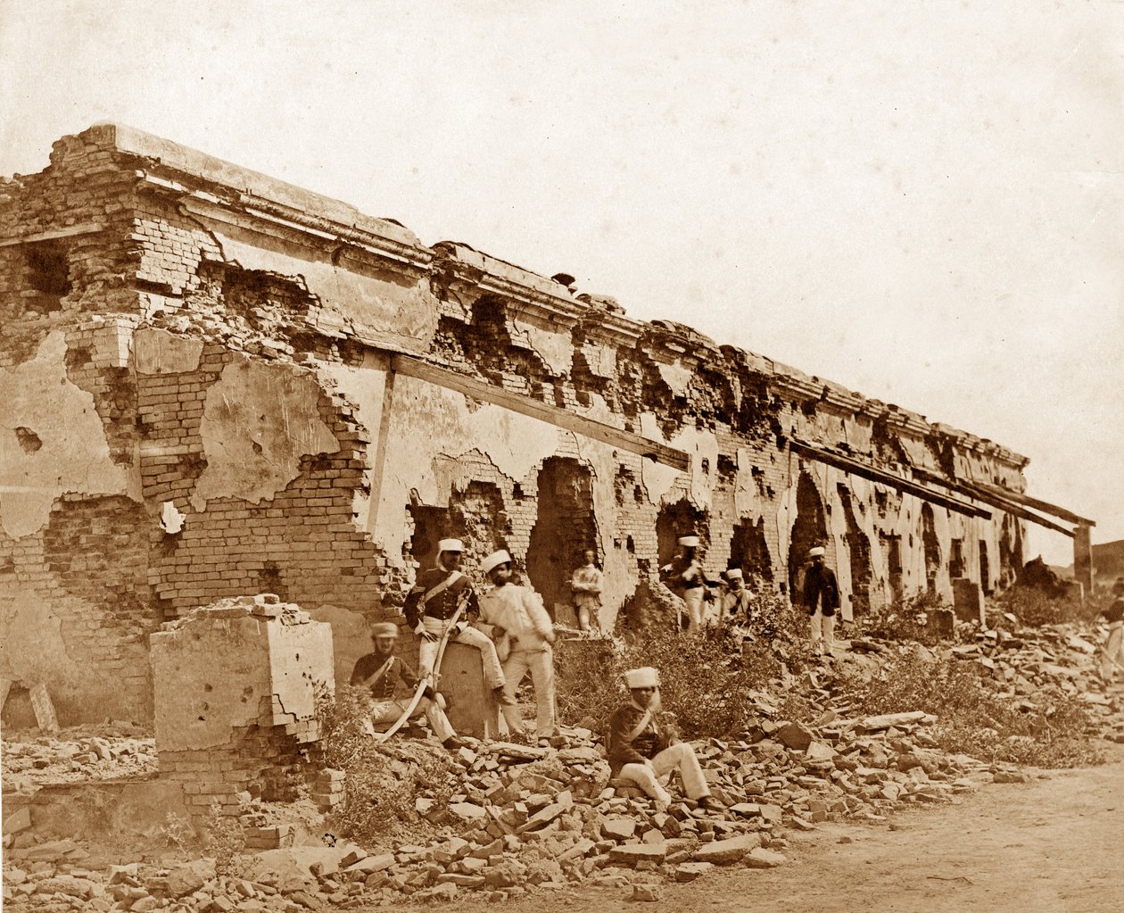 1858年3月、Cawnporeにあるウィーラー将軍の塹壕 作： フェリーチェ・ベアト