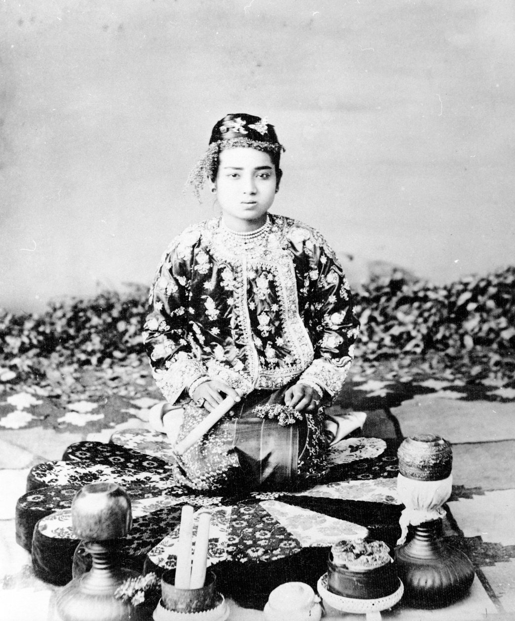 葉巻を持つビルマの若い女性、マンダレー、1875年頃 作： フェリーチェ・ベアト