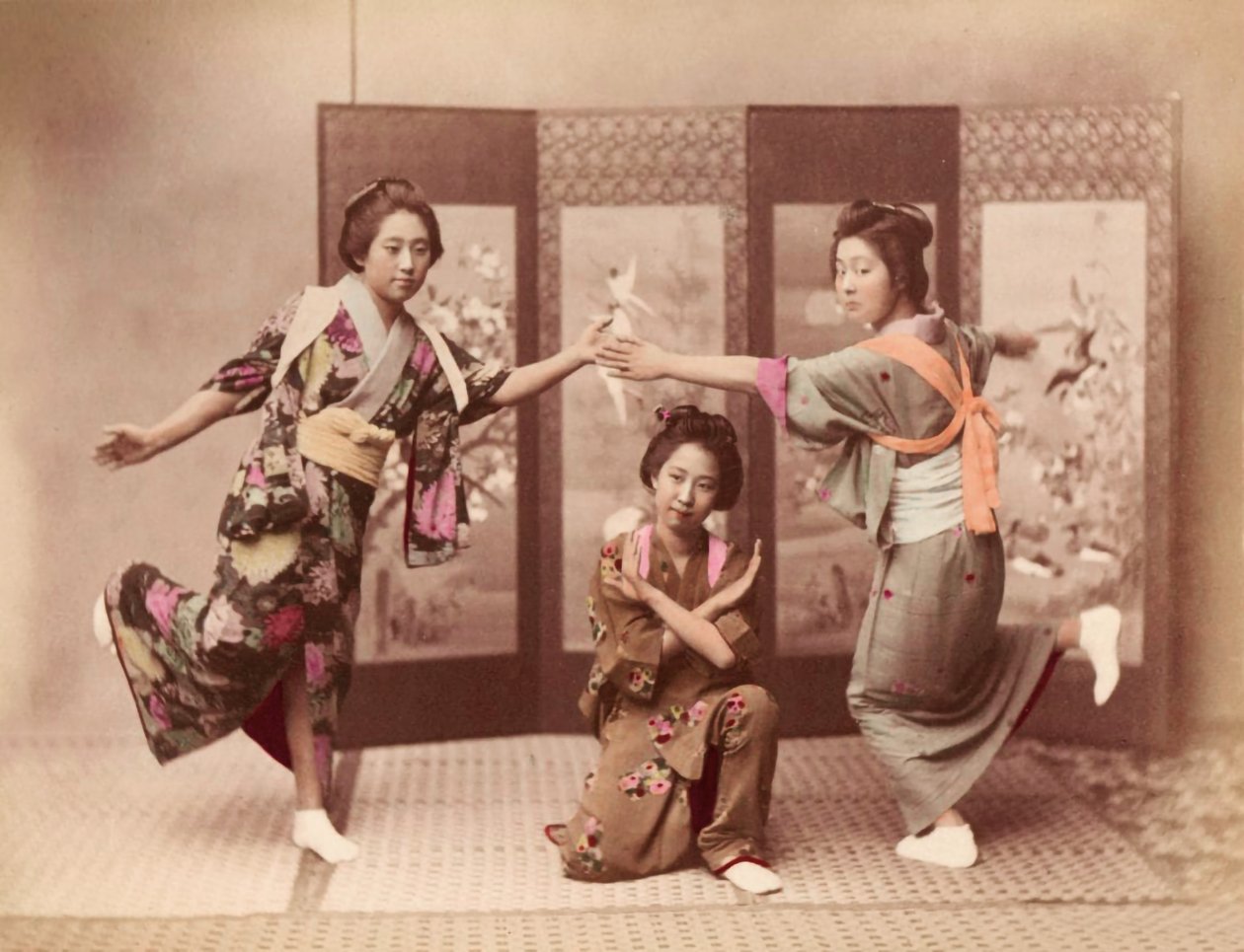 1895年頃に踊る少女たち（写真） 作： フェリーチェ・ベアト