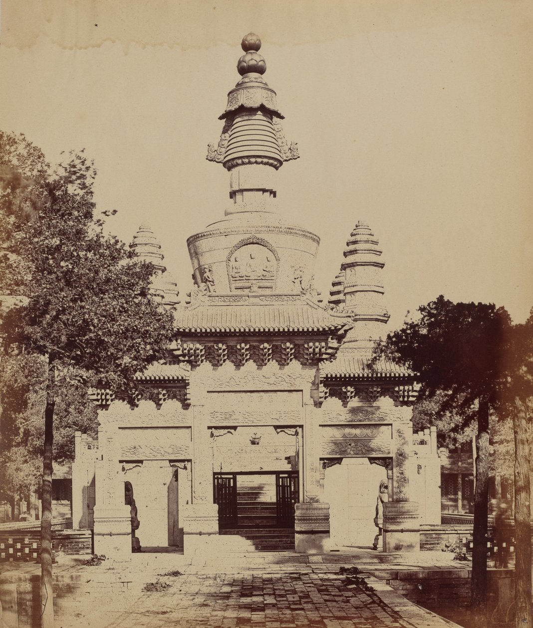 ラマ教寺院のチベット人記念碑、1860年10月、ペキン（写真）。 作： フェリーチェ (1825 c.1908) ベアト