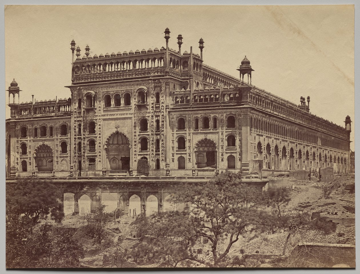 Asaf-ud-Daula Imambara、または墓の外観 作： フェリーチェ・A・ベアト
