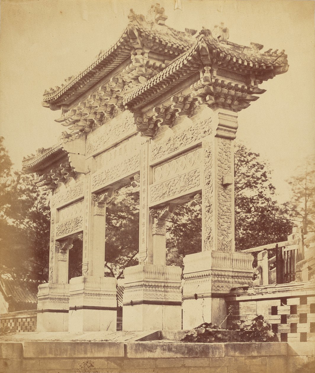 北京近郊のラマ教寺院のアーチ、1860 年 10 月 作： フェリーチェ・ベアト