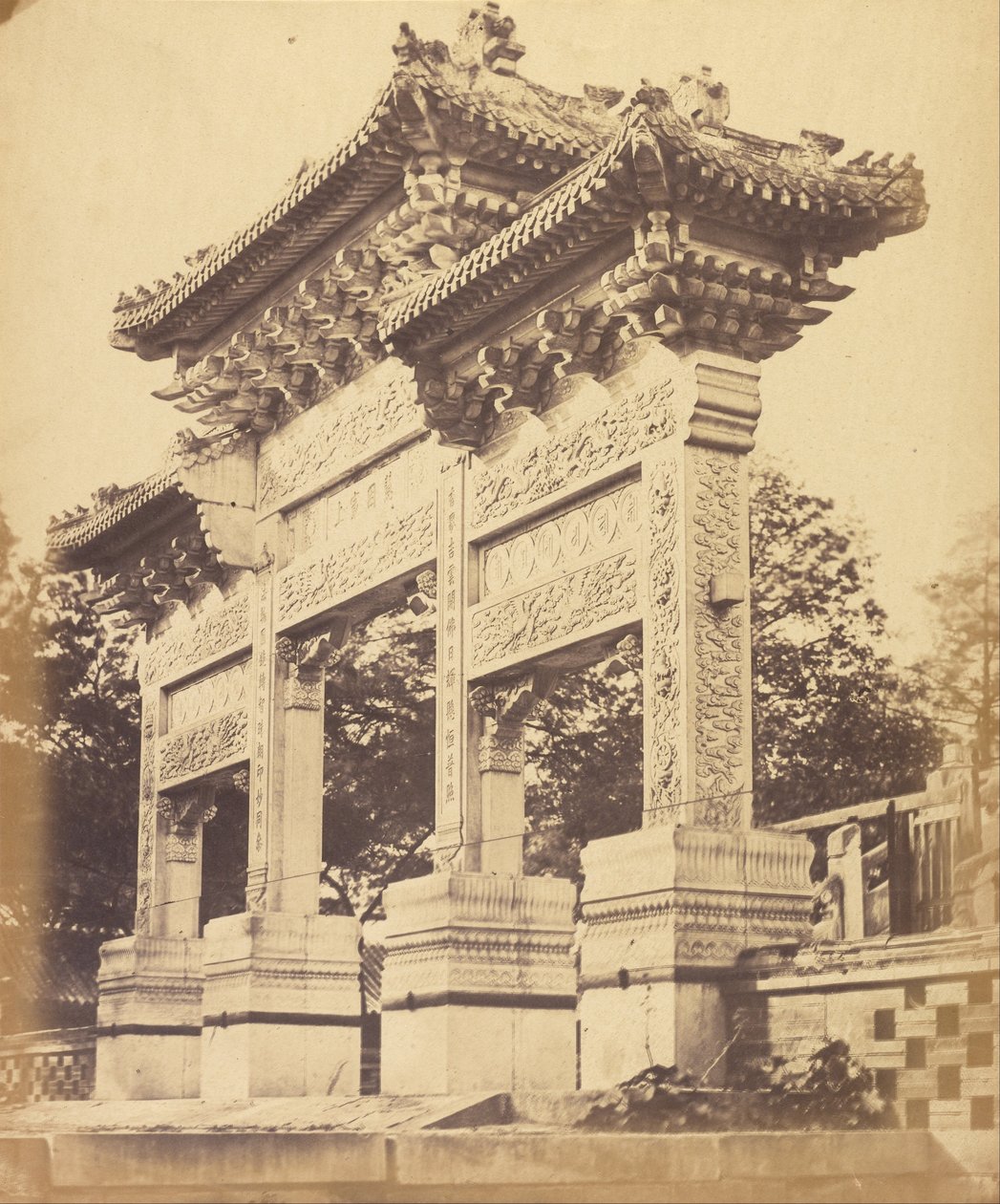 1860年10月、ペキン近くのラマ寺院のアーチ 作： フェリーチェ・ベアト