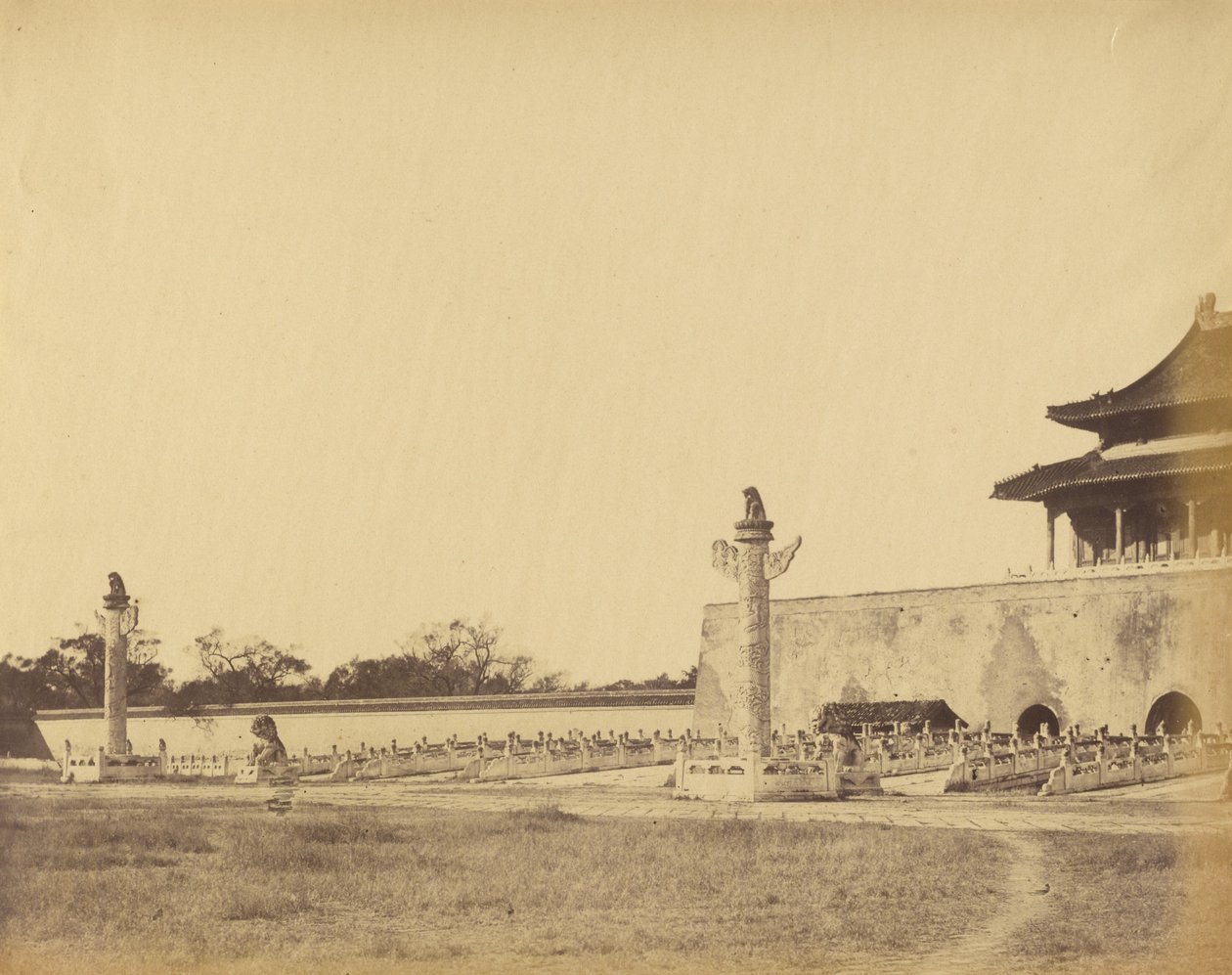 1860年10月、北京の冬宮入り口 作： フェリーチェ・ベアト