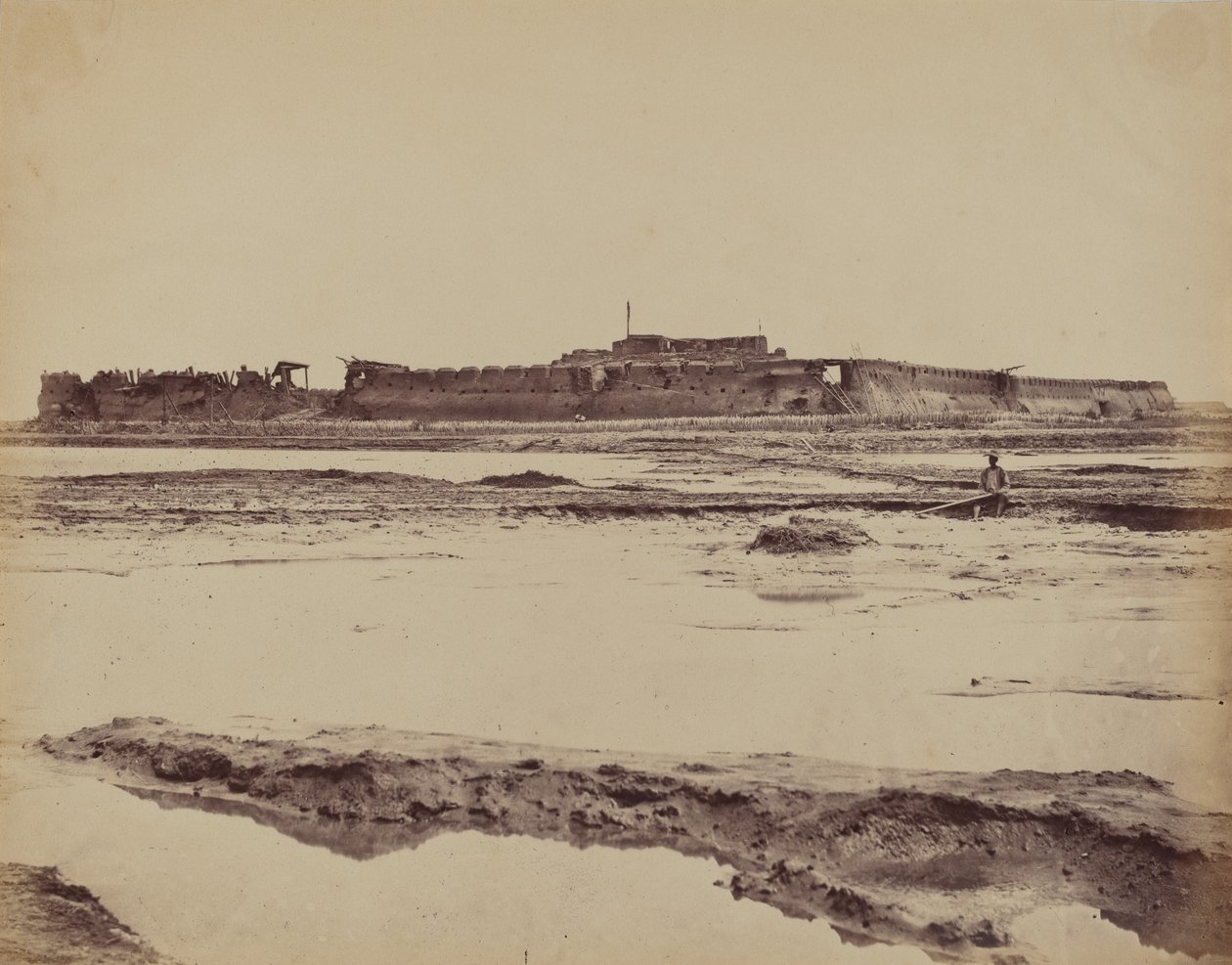1860 年 8 月 21 日、英語とフランス語の入り口を示すペイホ川の北タク砦の外観。 作： フェリーチェ・ベアト
