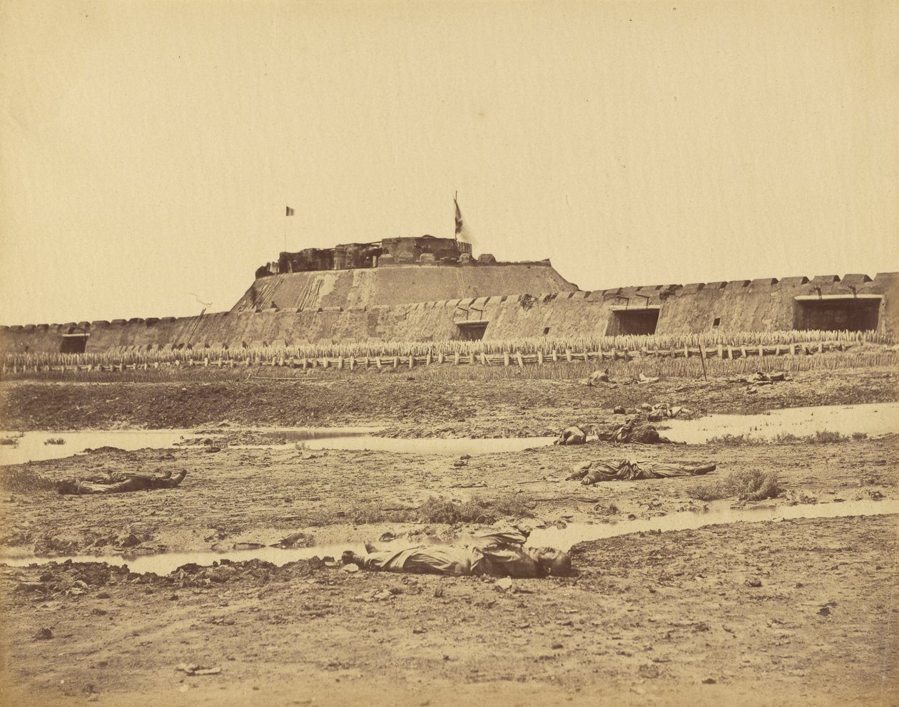1860年8月21日、中国軍の退却を示すノースフォートの背面 作： フェリーチェ・ベアト