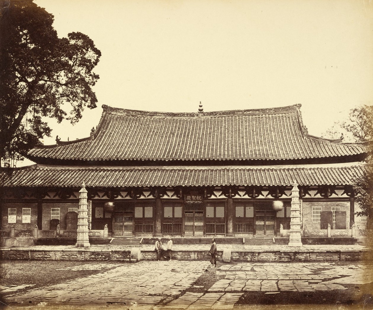 [中国、広東のタルタル人街の寺院]。 作： フェリーチェ・ベアト