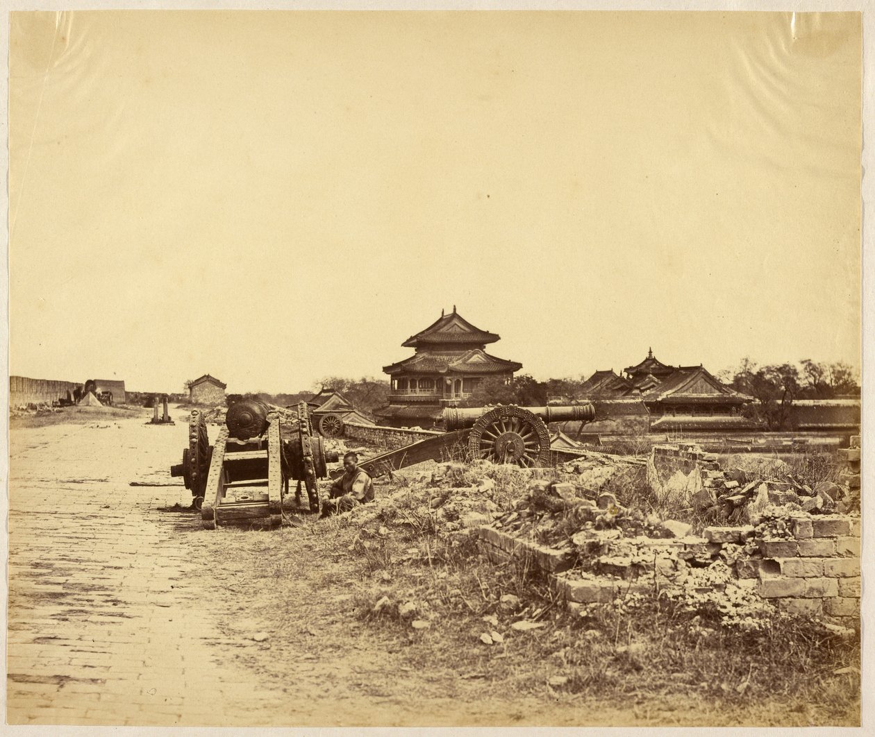 [1860年10月14日に占領された北京の城壁の上部に、わが軍の砲台に向けられた中国の砲が写っている。］ 作： フェリーチェ・ベアト