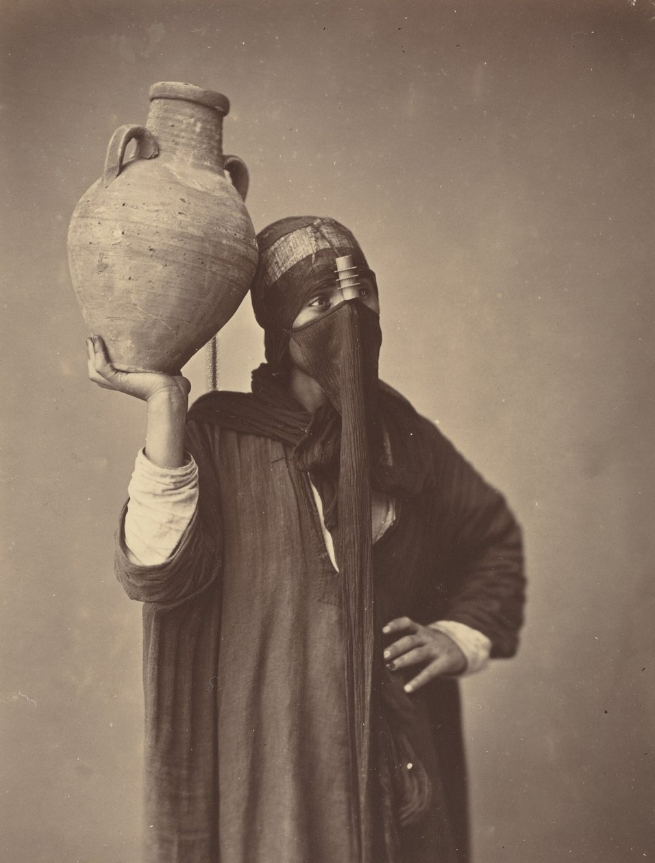 カイロの水運びの女性 [Water Carrier in Cairo] 作： フェリックス・ボンフィス