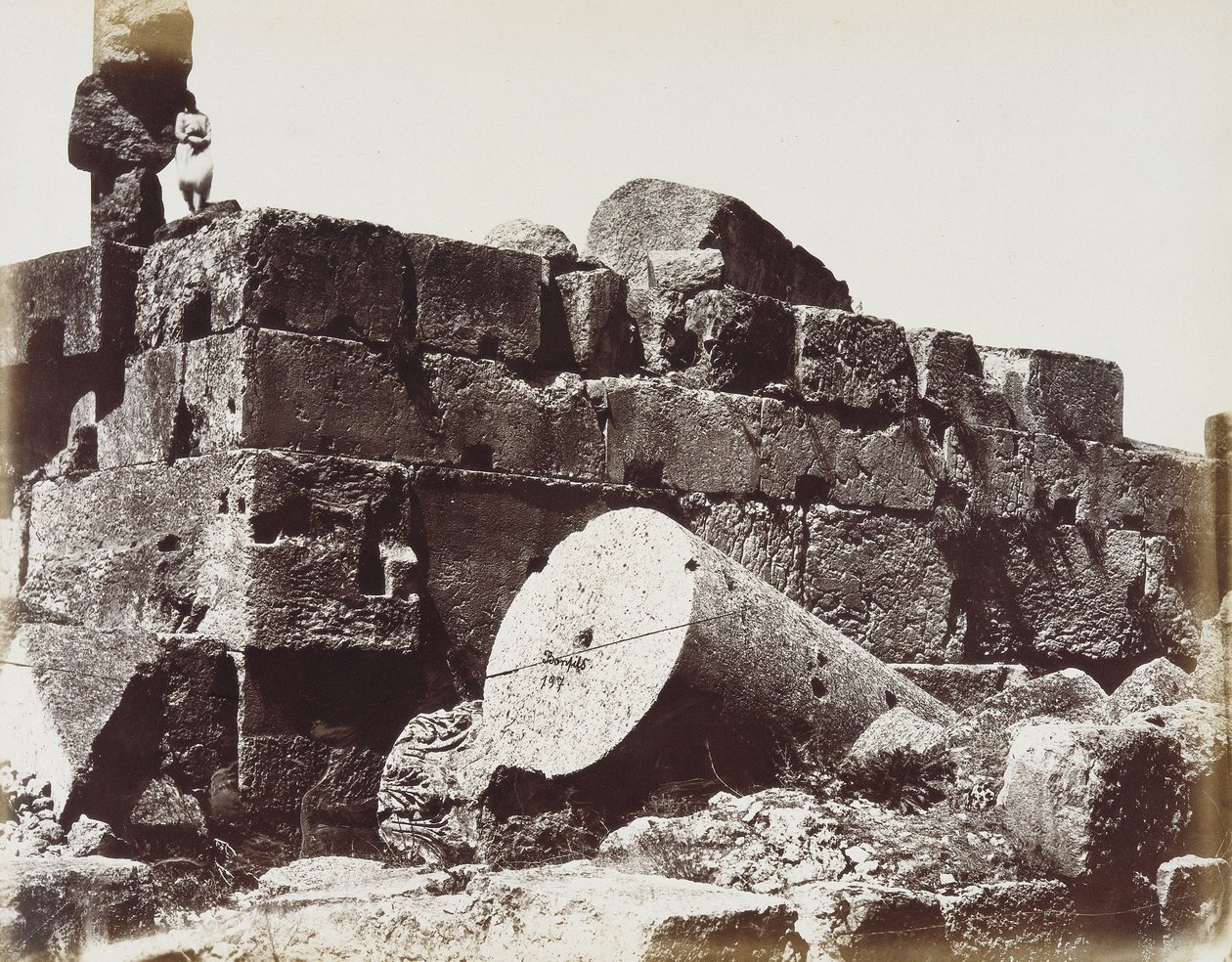 レバノンの古代シリア都市ヘリオポリスまたはバールベックの考古学地区にあるジュピター神殿の円柱の遺跡 作： フェリックス・ボンフィス