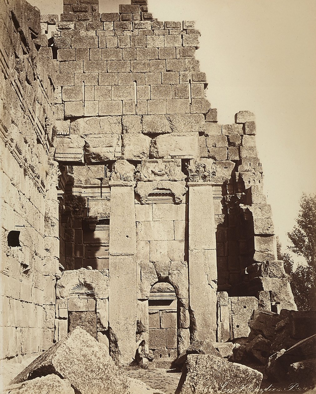 古代シリアの都市、ヘリオポリスまたはバールベック（現在のレバノン）の考古学地区にある、ジュピター神殿または太陽神殿のプロピュライア。 作： フェリックス・ボンフィス